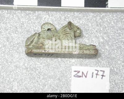 Statue, Löwe, liegend, Amulett, Tier, Faienz, 3,1 cm (1 1 Stockfoto