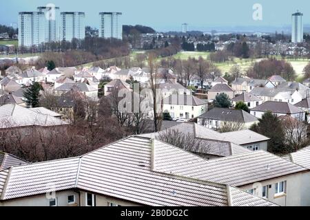 Glasgow, Schottland, Großbritannien, 20. Februar 2020: Großbritannien Wetter: Stürmisches Wetter versprach, dass Schneeschauer über dem Westende der Stadt auf die Dächer von Knightswood gelegt wurden. Copywrite Gerard Ferry/Alamy Live News Stockfoto