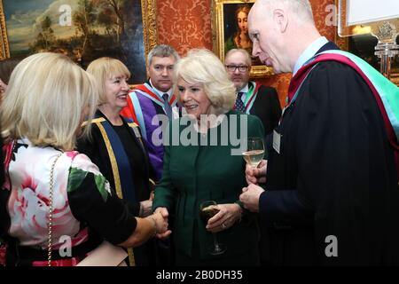 Die Duchess of Cornwall begrüßt die Gäste bei der Vorstellung der Queen's Anniversary Prizes for Higher and Further Education im Buckingham Palace, London. Stockfoto