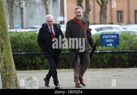 Schattenkanzler John McDonnell mit Stop the war Coalition's John Rees außerhalb von HMP Belmarsh in London, wo sie Wikileaks-Gründer Julian Assange vor seinem Gerichtskampf gegen die Auslieferung in die USA bewirten, der voraussichtlich am Montag eröffnet werden wird. Stockfoto