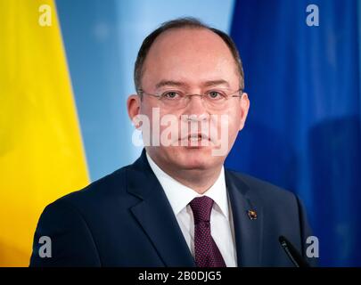 Berlin, Deutschland. Februar 2020. Bogdan Aurescu, Außenminister Rumäniens, spricht nach ihrem Treffen im Auswärtigen Amt auf einer Pressekonferenz mit Außenminister Maas. Credit: Bernd von Jutrczenka / dpa / Alamy Live News Stockfoto