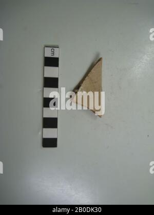 Shard, Beige, Blumenmuster, Bandmotiv, rot, braun, lotus-motiv (dunkelbraun) dünne Ware, orangefarbener Hintergrund, Shard, Steingut, 4 x 2 cm, Meroitische Periode, 2. Bis 4. Jahrhundert A.D., Ägypten Stockfoto