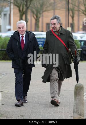 Schattenkanzler John McDonnell mit Stop the war Coalition's John Rees außerhalb von HMP Belmarsh in London, wo sie Wikileaks-Gründer Julian Assange vor seinem Gerichtskampf gegen die Auslieferung in die USA bewirten, der voraussichtlich am Montag eröffnet werden wird. PA Foto. Bilddatum: Donnerstag, 20. Februar 2020. Siehe PA Story LEGAL Assange. Der Fotokredit sollte lauten: Yui Mok/PA Wire Stockfoto