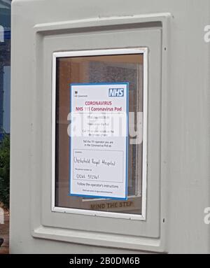 Ein Hinweisschild auf einer Untersuchungsgruppe für Coronavirus im Chesterfield Royal Hospital in Chesterfield, Derbyshire. Stockfoto