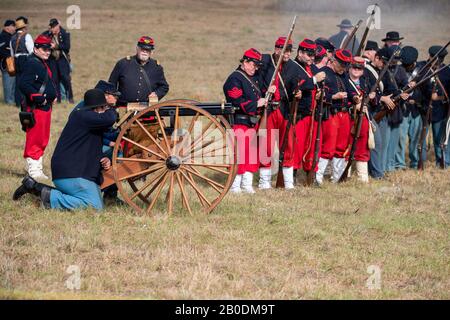 Brooksville, FL - 19. Januar 2020: Die Reenactors, die Gewerkschaftstruppen zur Zeit des amerikanischen Bürgerkrieges darstellen, bereiten sich darauf vor, eine Gatling-Waffe zu feuern. Stockfoto