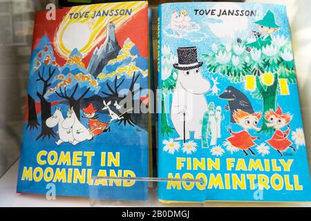 Zwei Moomintoll-Bücher von Tove Jansson zum Verkauf in einem Buchhandelsfenster. Erstmals veröffentlicht in den vierziger Jahren.
