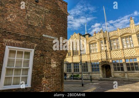 Schachbrettmuster aus gekleidetes Feuerstein-Flushwerk auf der Vorderseite des Rathauses aus dem 15. Jahrhundert und der Trinity Guildhall in King's Lynn, Norfolk. Stockfoto