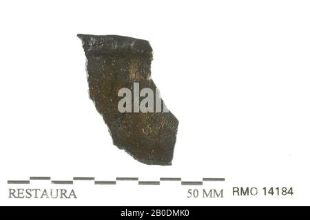 Niederlande Mittelalter, Felgenfragment aus Geschirr, Kupferlegierung, 2,9 x 2,5 cm, x, Niederlande, Utrechter, Wijk bij Duurstede, Wijk bij Duurstede, Dorestad Stockfoto