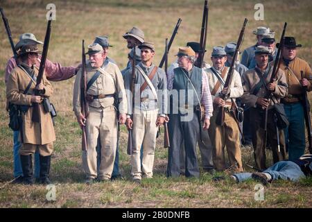 Brooksville, FL - 18. Januar 2020: Reenactors stehen am Ende einer Schlacht während einer Reenactment im Bürgerkrieg in Brooksville, Florida Stockfoto