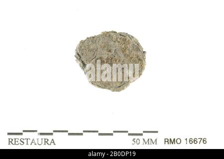 Niederlande Mittelalter, Plattenfragment, Blei, 2,4 x 1,9 cm, x, Niederlande, Utrechter, Wijk bij Duurstede, Wijk bij Duurstede, Dorestad Stockfoto