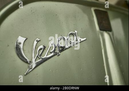 Detail mit dem Emblem Vespa, einem sehr berühmten italienischen Motorroller Stockfoto