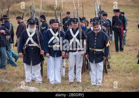Brooksville, FL - 19. Januar 2020: Reenactors, die United States Marines zur Zeit des US-amerikanischen Bürgerkrieges bei einer Kampfreenactment porträtieren Stockfoto