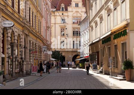 Graz/Österreich - August 2019: Fußgängerzone mit Geschäften in der alten charmanten Grazer Innenstadt, Region Styria, Österreich. Stockfoto