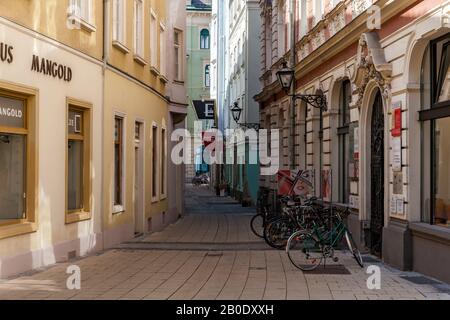 Graz/Österreich - August 2019: Fußgängerzone mit Geschäften in der alten charmanten Grazer Innenstadt, Region Styria, Österreich. Stockfoto