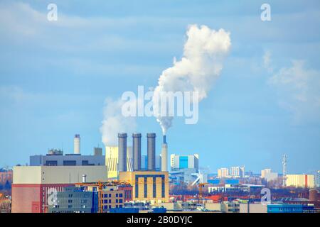 Rauchende Industrierohre in Berlin Stockfoto