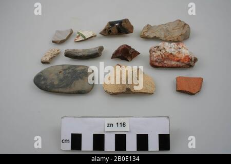 Das niederländische Mittelalter, Bruchstücke, Steingut, Stein, Feuerstein, 1,7 x 4,2 x 7,5 cm, größtes Fragment, vmec Stockfoto