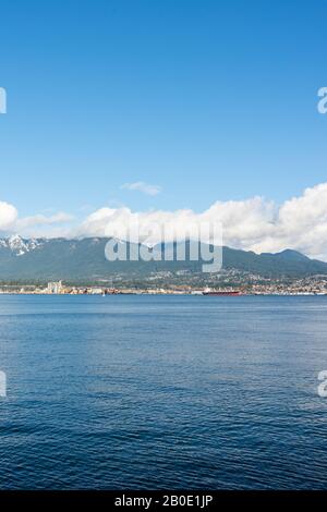 Vancouver, British Columbia, Kanada - Dezember 2019 - Mountain View mit Wolken in einem Schönen blauen Himmel am Hafen der Westküste. Stockfoto