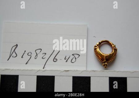 Ein goldener Ohrring, der mit Kugeln verziert ist. Er hat einen aufklappbaren Verschluss. Am unteren Rand des Rings befinden sich 4 Lötkugeln, Zierde, Metall, Gold, D 2,1 cm, Achemenidenzeit 550-331 v. Chr., Iran Stockfoto