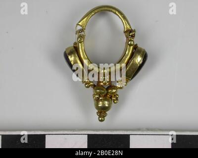 Ein goldener Ohrring mit Scharnierverschluss. Die Zierde ist mit einem Anhänger aus Perlen mit Perlen und zwei Ringen mit Edelsteinen auf beiden Seiten dieses Pendants verziert: Schmuck, Metall, Gold, Stein, Schmuckstein, D 2,9 cm, Achemenidenzeit 550-331 v. Chr., Iran Stockfoto