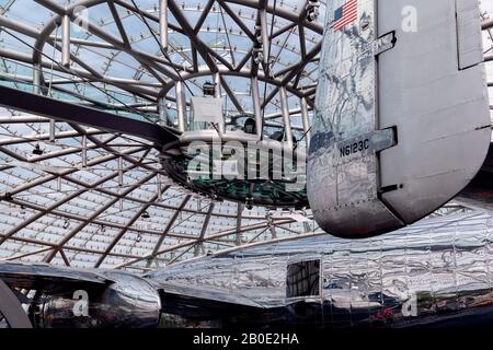 Salzburg/Österreich - August 2019: Red Bull Hangar-7, ein modernes Glas- und Stahlgebäude mit einer Sammlung historischer Flugzeuge, Hubschrauber. Stockfoto