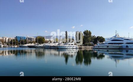 Athen, Griechenland. Februar 2020. Verankerte Yachten in Alimos Marina, der größten Marine auf dem Balkan. Weiße Gefäße im Gegensatz zu blauem, ruhigem Meer und Klüschchen Stockfoto