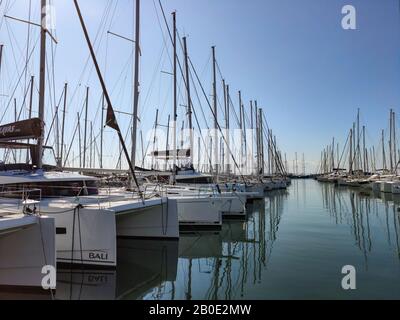 Athen, Griechenland. Februar 2020. Verankerte Yachten mit Masten in Alimos Marina, dem größten auf dem Balkan. Weiße Gefäße im Gegensatz zu blauem, ruhigem Meer. Ref Stockfoto