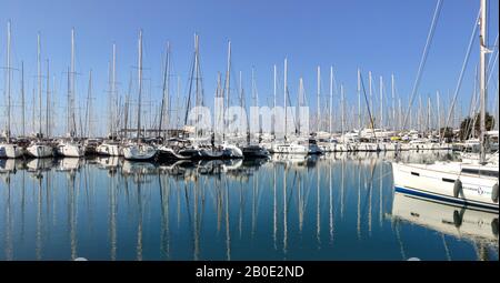 Athen, Griechenland. Februar 2020. Verankerte Yachten mit Masten in Alimos Marina, dem größten auf dem Balkan. Weiße Gefäße im Gegensatz zu blauem, ruhigem Meer. Ref Stockfoto