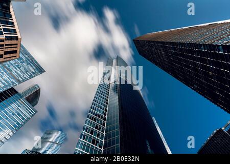 Moskau/Russland - Okt.2019: Tiefwinkelansicht der Moskauer Wolkenkratzer. Oberteile moderner Unternehmensgebäude gegen blauen Himmel. Stockfoto