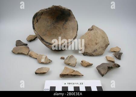 Niederländische Römerzeit, Urne, Keramik, Terpaware, h, 11 cm, Diam, 11,8 cm, größtes Fragment, roman, Niederlande, Friesland, Súdwest Fryslân, Kimswerd Stockfoto
