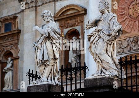 Im Morgengrauen beleuchteten die barocken Skulpturen der Apostel auf den Plinths vor der Kirche der Heiligen Peter und Paul in Krakow Stockfoto