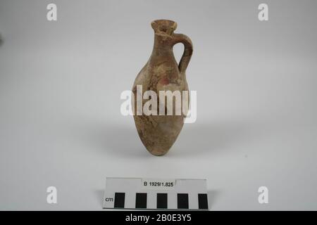 Eine kleine Steingutkanne mit einem dünnen langen Hals und einem Ohrstück, Geschirr, Steingut, H 15,5 cm, D 6,6 cm, D-Rand 2,4 cm, Römerzeit 63 v. Chr. - 324 AD, Syrien Stockfoto