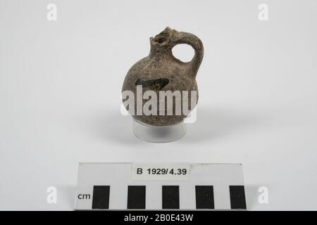 Eine Steingutkanne mit abgerundetem Körper, runder Unterseite und einem Ohr., Geschirr, Steingut, H 7 cm, D 5,4 cm, Eisenzeit 1200-539 v. Chr., Israel ?, Palästina Stockfoto