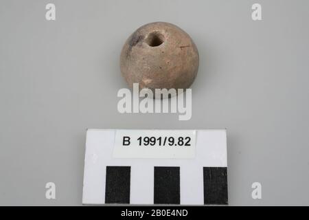 Spindel aus Kalkstein. Die Unterseite ist flach. Die Oberseite ist etwa halbrund geformt. In der Mitte um die Länge gebohrt (Durchmesser durch Bohrung: 0,7 cm). Die Oberfläche ist hellbraun und enthält dünne konzentrische Rillen, dunkelbraune und graue Verfärbungen (vermutlich Brandspuren) und kleine rotbraune Flecken., Werkzeuge, Stein, Kalksteine, H 2,4 cm, D 3,7 cm, Eisenzeit II 925-539 v. Chr., Jordanien Stockfoto