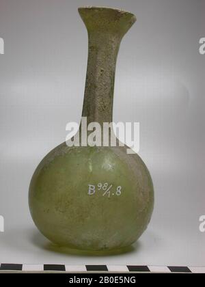 Hellgrüne Flasche mit kugelförmigem Körper (Bombylois) und langem, schlangenem Hals mit zusammengedrückten Rippen, Geschirr, Glas, H 13 cm, Israel, Palästina Stockfoto