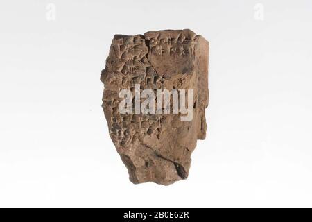 Ein Fragment einer Tontafel mit Keilschrift. Wahrscheinlich handelt es sich bei diesem Text um ein Zeugnis, Eine Aufschrift, Keramik, Ton, L 6,2 cm, B 4,4 cm, Spätbronzezeitliche CA. 1200 v. Chr., Syrien Stockfoto
