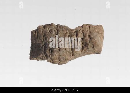 Ein Fragment einer Tontafel mit Keilschrift. Der Text enthält 9 Zeilen und ist wahrscheinlich ein Kaufvertrag., Aufschrift, Keramik, Ton, L 2,5 cm, B 4,4 cm, Spätbronzezeitliche CA. 1200 v. Chr., Syrien Stockfoto