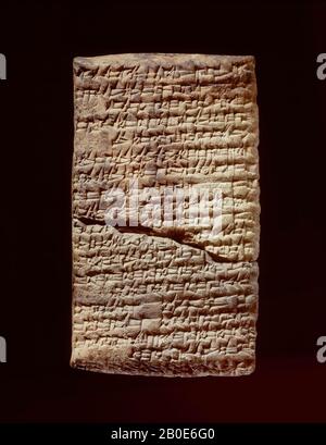 Eine Tontafel mit Keilschrift. Es ist der Beginn einer Hymne an König Hammurabi von Babylon (1792-1750 v. Chr.). In dieser sumerischen Hymne singt Hammurabi sein eigenes Lob. Er lobt sich als mächtiger Krieger, guter Gouverneur und gerechter Richter: Der Drache der Könige, der ihre Ratgeber vereitelt, das Netz, das über den Feind verteilt ist ... der das Land stürzt, das sich für Marduk nicht mit seiner starken Waffe beugt. ... Ich habe die Feinde vertrieben, das Böse ausgelöscht, (die Bevölkerung) mein Land in grasbewachsenen Wiesen niedergemacht, niemanden verlassen, der von ihnen erschrocken wird. Diese letzten Zeilen kommen fast Stockfoto