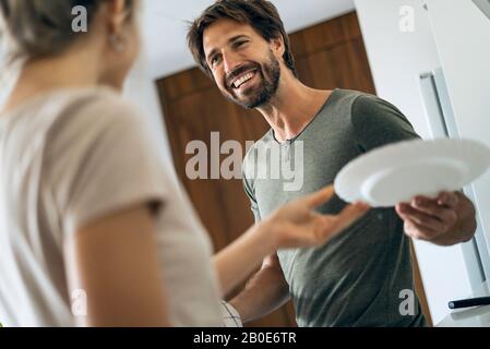 Paar Reinigungsplatte in der Küche Stockfoto