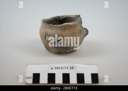 Niederländische Römerzeit, Urne, Keramik, handförmig, h, 6,1 cm, Diam, exkl. Ohrset, 7,6 cm, roman, Niederlande, Friesland, Súdwest Fryslân, Kimswerd Stockfoto