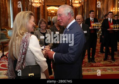 Der Prince of Wales spricht während der Präsentation der Queen's Anniversary Prizes for Higher and Further Education im Buckingham Palace, London, mit Gästen. Stockfoto