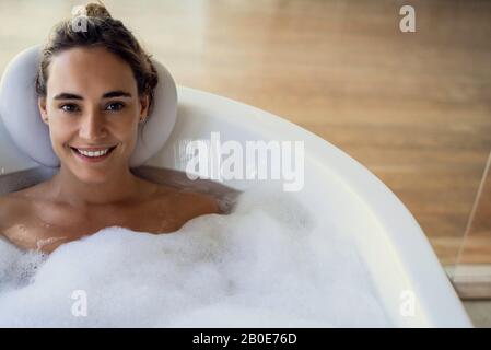 Junge Frau in der Badewanne entspannen Stockfoto