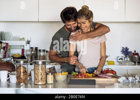 Paar, die Zubereitung von Speisen in der Küche Stockfoto