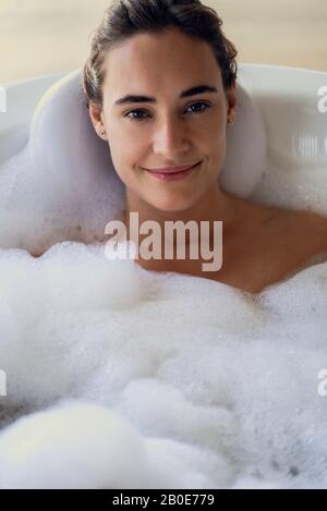 Junge Frau in der Badewanne entspannen Stockfoto