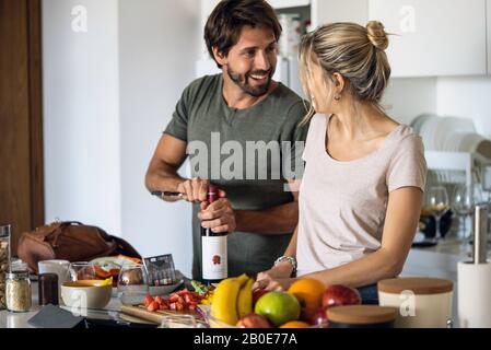 Paar, die Zubereitung von Speisen in der Küche Stockfoto