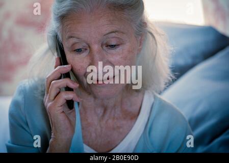Ältere Frau am Smartphone Stockfoto