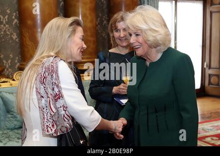 Die Duchess of Cornwall begrüßt die Gäste bei der Vorstellung der Queen's Anniversary Prizes for Higher and Further Education im Buckingham Palace, London. PA Foto. Bilddatum: Donnerstag, 20. Februar 2020. Fotogutschrift sollte lauten: Chris Jackson/PA Wire Stockfoto