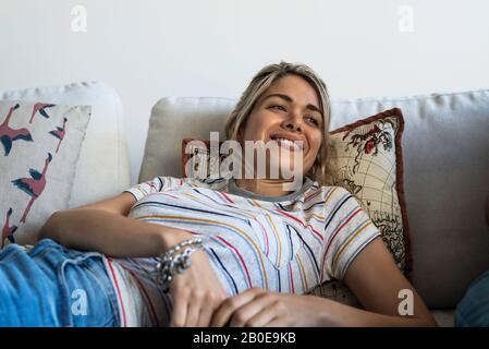 Frau auf dem Sofa entspannen Stockfoto