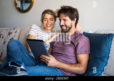 Paar mit digital-Tablette zu Hause Stockfoto