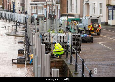 Environment Agency UK errichtet oder errichtet Hochwasserschutzanlagen auf dem River Severn in Bewdley, Großbritannien Stockfoto