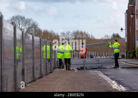 Environment Agency UK errichtet oder errichtet Hochwasserschutzanlagen auf dem River Severn in Bewdley, Großbritannien Stockfoto